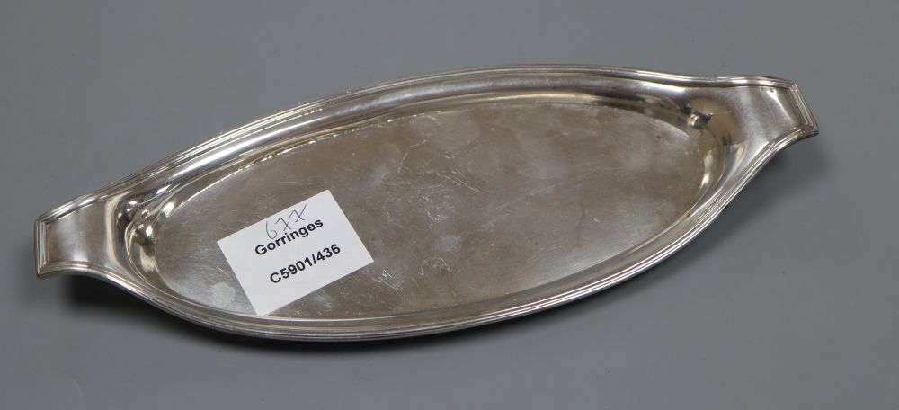 A George III silver snuffers stand, Peter Podio, London, 1797, 24.8cm, 4.5 oz.